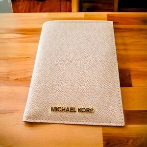 A Brand new , Michael Kors Jet Set Travel Passport Wallet In Powder Blush